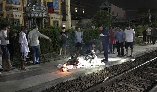 Người đàn ông bị tàu hỏa tông tử vong trong đêm