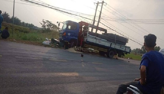 Bị xe tải cẩu tông trúng, 2 nữ sinh thiệt mạng