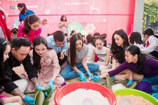 Hoa hậu Tiểu Vy, Á hậu Thuý An giản dị gói bánh chưng tặng trẻ em nghèo