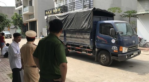 Bé trai 15 tháng tuổi bị xe tải cán chết trước nhà