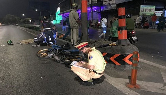 Tông vào cọc tiêu phản quang, 2 vợ chồng thương vong