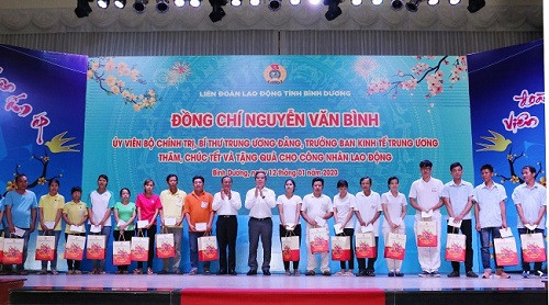 Công nhân Bình Dương vui mừng được Trưởng Ban Kinh tế Trung ương về thăm, tặng quà