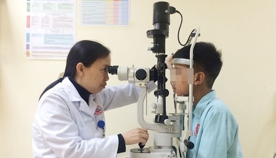 Bé trai bỏng mắt do học làm pháo tự chế trên mạng