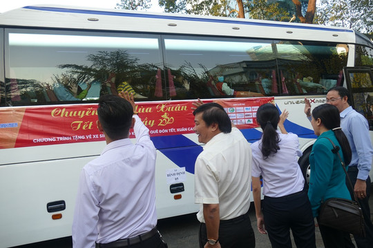 Đưa 2.500 sinh viên khó khăn về quê đón Tết