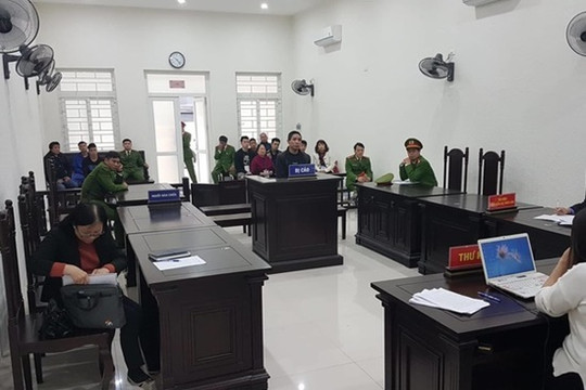 Dùng dao lam cứa cổ bạn tù lúc đang ngủ