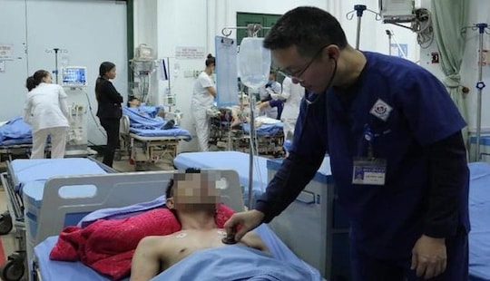Người đàn ông suýt chết sau khi uống rượu ngâm hạt cau