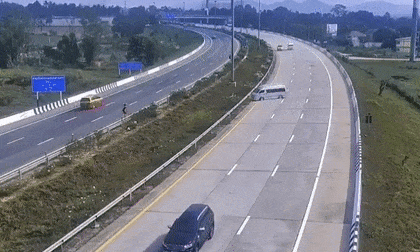 Ô tô nổ lốp đâm vào rào chắn đường, hành khách văng la liệt khắp nơi