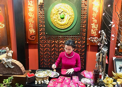 Đôi tay trẻ giữ gìn nghệ thuật thư pháp