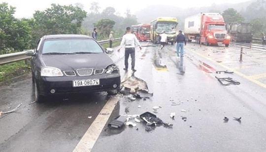 Xe ô tô tông liên hoàn trên cao tốc Nội Bài - Lào Cai