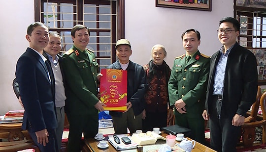 Thiếu tướng Dương Văn Thăng chúc Tết gia đình các đồng chí nguyên lãnh đạo TANDTC