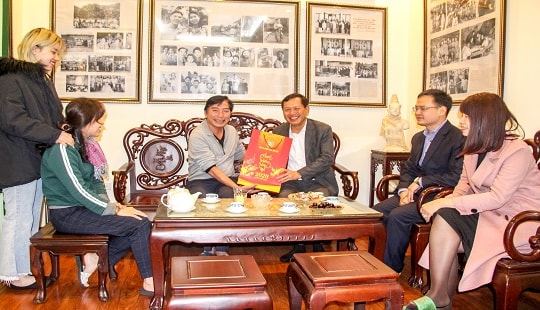 Phó Chánh án Nguyễn Văn Du chúc Tết gia đình các đồng chí nguyên lãnh đạo TANDTC