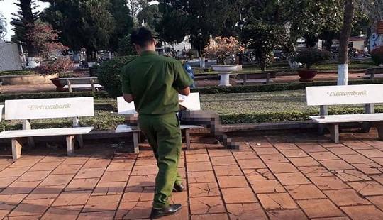 Tìm người thân nạn nhân tử vong trên ghế đá hoa viên