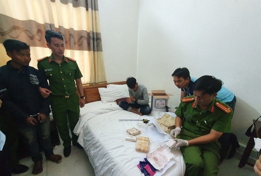 Hai đối tượng người Lào mang gần 10.000 viên ma túy vào Việt Nam