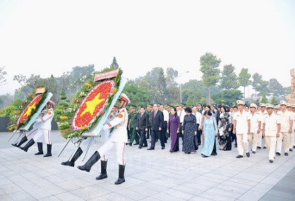 Lãnh đạo TPHCM dâng hương, dâng hoa tưởng niệm các anh hùng liệt sĩ