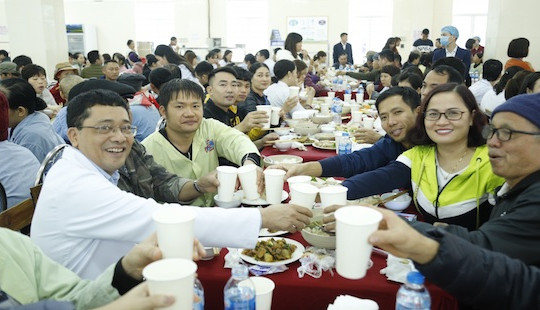 Ấm lòng bữa cơm tất niên của bệnh nhân ung thư tại bệnh viện