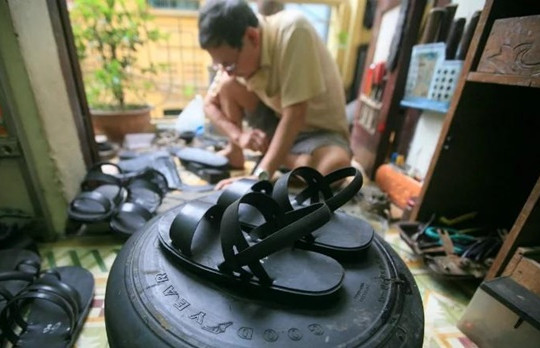 Chuyện về người vực dậy đôi dép lốp huyền thoại