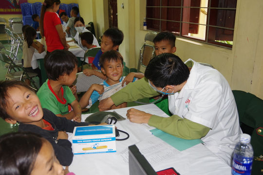 Những cán bộ biên phòng tròn cả hai vai