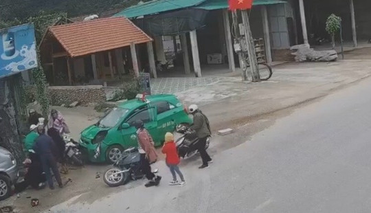 Taxi lao vào nhóm người đứng bên đường là do tài xế buồn ngủ