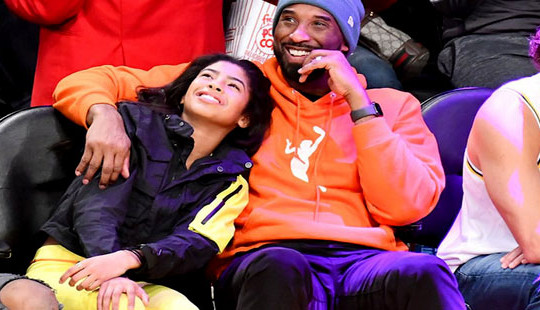Huyền thoại bóng rổ Kobe Bryant và con gái thiệt mạng trong tai nạn trực thăng