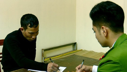 Bắt giữ 2 đối tượng trộm cắp, dùng dao tấn công cảnh sát