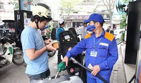 Giá xăng giảm mạnh trong ngày đi làm đầu tiên sau Tết