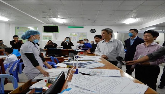 Thứ trưởng Bộ Y tế Nguyễn Trường Sơn kiểm tra công tác phòng chống dịch virus corona tại Đà Nẵng