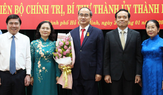 Bí thư Thành ủy TPHCM Nguyễn Thiện Nhân nhận Huy hiệu 40 năm tuổi Đảng