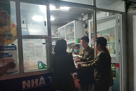Bắt quả tang nhà thuốc bán khẩu trang giá “trên trời”