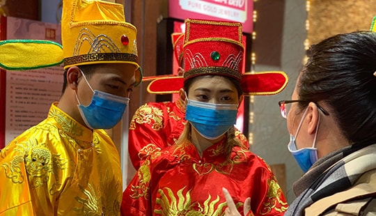 Người dân đeo khẩu trang phòng virus corona, xếp hàng mua vàng ngày vía Thần Tài