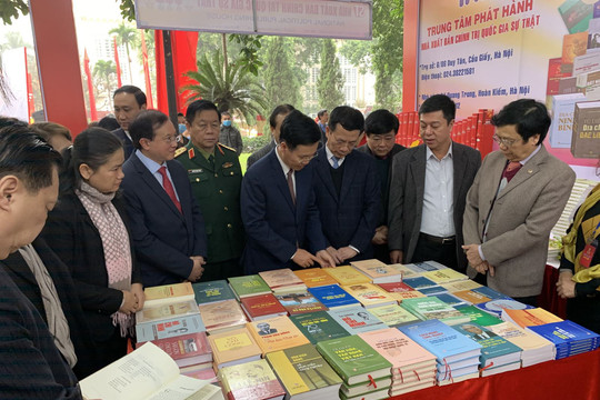 Triển lãm 1 vạn cuốn sách Kỷ niệm 90 năm thành lập Đảng Cộng sản Việt Nam