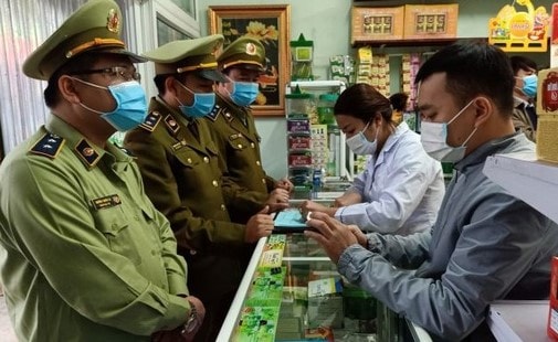 Thanh Hóa: Phạt nặng 2 nhà thuốc bán khẩu trang giá cao