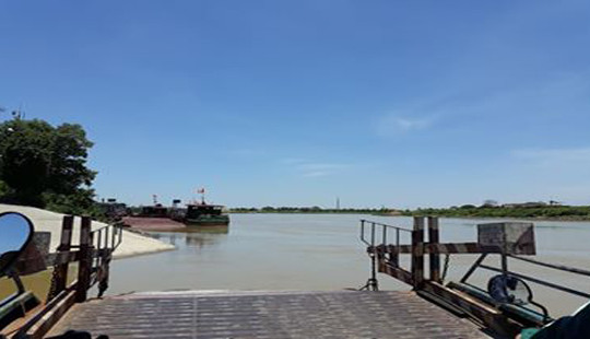 Hải Dương: Tàu chở hàng va chạm với phà chở khách