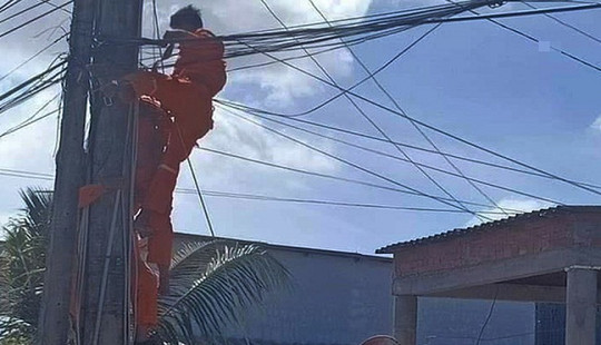 Người đàn ông bị điện giật tử vong trên trụ điện