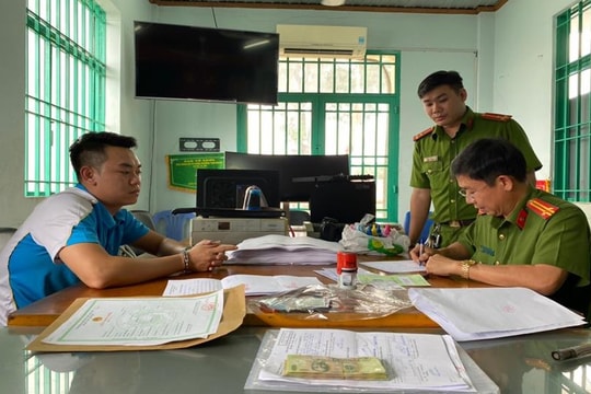 Bắt chủ cửa hàng áo cưới bán giấy khám sức khỏe