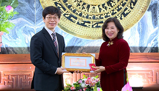 Trao tặng Kỷ niệm chương “Vì sự nghiệp Tòa án” cho Thẩm phán Park Hyunsoo