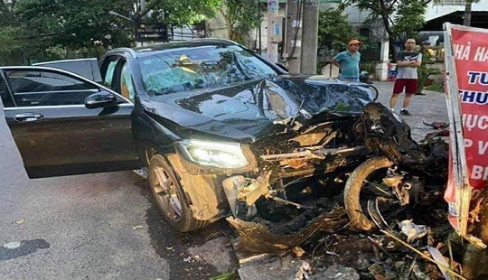 Bắt giam tài xế lái xe Mercedes đâm hai người thương vong lúc rạng sáng