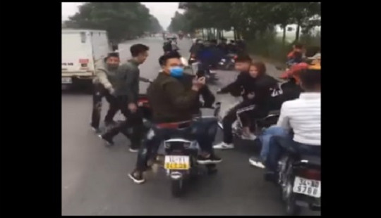 Nhóm thanh niên đầu trần, dàn hàng ngang chặn đầu xe chở tân binh