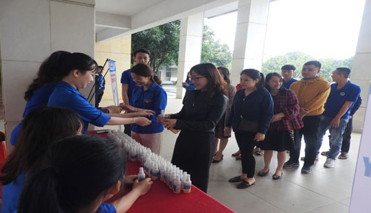 Trường Đại học Vinh sản xuất, phát miễn phí 1.200 lọ dung dịch rửa tay