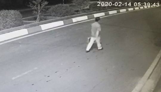 Clip: Trưởng Ban Dân vận Huyện ủy bị xịt hơi cay, cướp vali