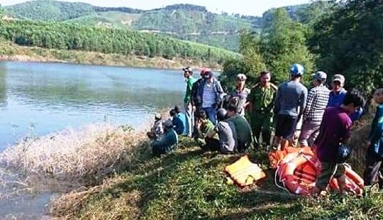 Thừa Thiên-Huế: 12 người bị nạn trong vụ lật ghe