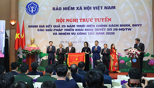 Thủ tướng trao tặng cờ thi đua của Chính phủ cho BHXH Việt Nam