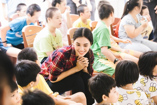 Tiểu Vy cùng các em nhỏ nhảy “Vũ điệu rửa tay” phòng chống bệnh dịch