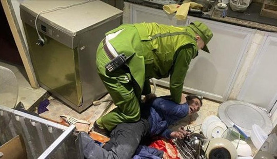 Đối tượng ngáo đá tự đốt xe máy, đâm chết em rể