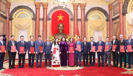 Phong hàm và thăng hàm Đại sứ cho 14 cán bộ ngoại giao