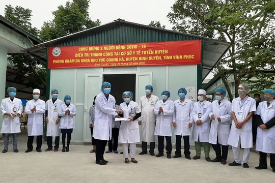 Khen thưởng đột xuất 29 y bác sĩ trong công tác phòng, chống dịch Covid -19