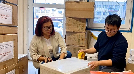 Hội Thanh niên Sinh viên Việt Nam ở CH Séc tặng nhu yếu phẩm phòng bệnh Covid-19 cho bà con ở Vĩnh Phúc