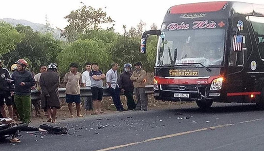 Kon Tum: 2 thanh niên tử vong sau cú va chạm với xe khách