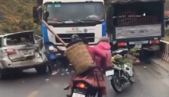 Xe tải mất lái tông vào hiện trường vụ tai nạn, nhiều người nhập viện