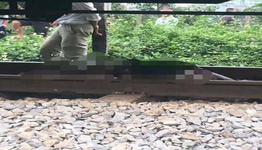 Xe tải bị tàu hỏa tông khi băng qua đường sắt, tài xế tử vong tại chỗ