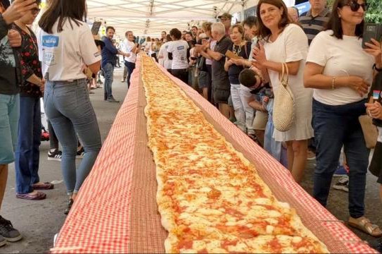 Pizza dài 103 mét gây quỹ cứu cháy rừng ở Úc